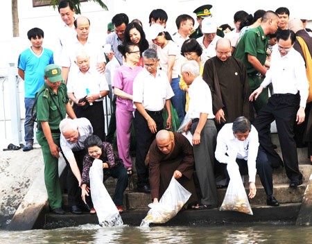 HCMC leaders and citizens released fish into Ben Nghe-Tau Hu Canal in HCMC on May 29 (Photo: SGGP) HCMC leaders and citizens released fish into Ben Nghe-Tau Hu Canal in HCMC on May 29 (Photo: SGGP)